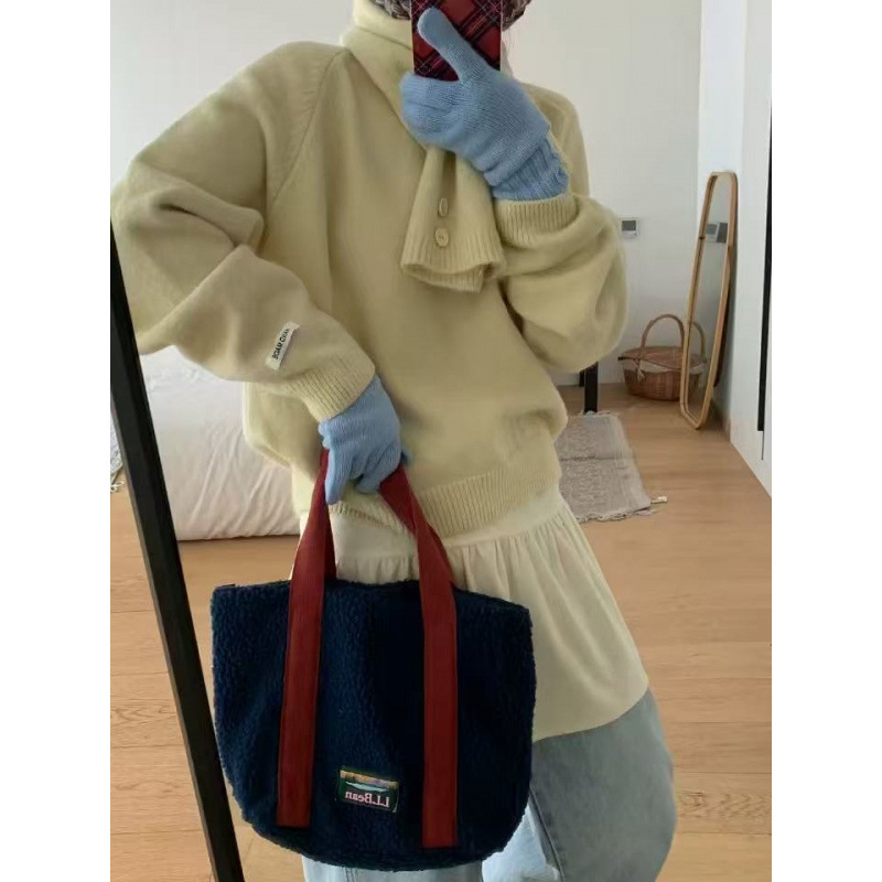 Pleteni pulover s kapuljom i šalom oko vrata, prugasti uzorak, mješavina poliestera i akrila, standardna duljina