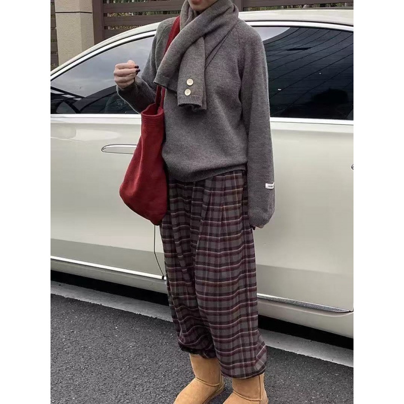 Pleteni pulover s kapuljom i šalom oko vrata, prugasti uzorak, mješavina poliestera i akrila, standardna duljina