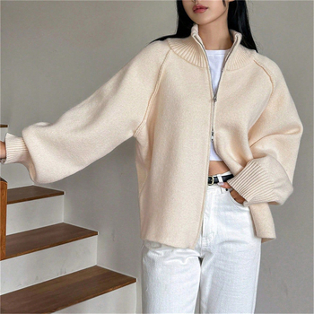 Női kötött kardigán stand gallérral és cipzárral, lazán szabott, hosszú raglán ujjak, egyszínű, akril 30–50%, poliészter <30%, vast kötés, ősz 2025.