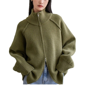 Női kötött kardigán stand gallérral és cipzárral, lazán szabott, hosszú raglán ujjak, egyszínű, akril 30–50%, poliészter <30%, vast kötés, ősz 2025.