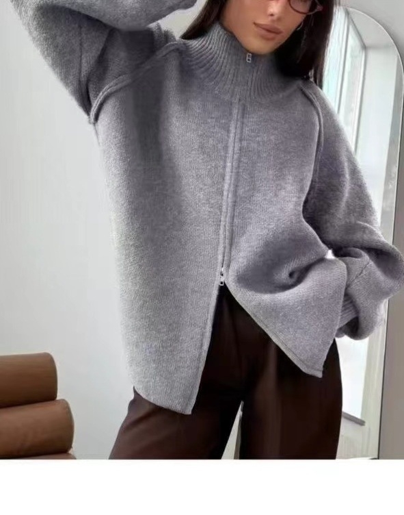 Női kötött kardigán stand gallérral és cipzárral, lazán szabott, hosszú raglán ujjak, egyszínű, akril 30–50%, poliészter <30%, vast kötés, ősz 2025.