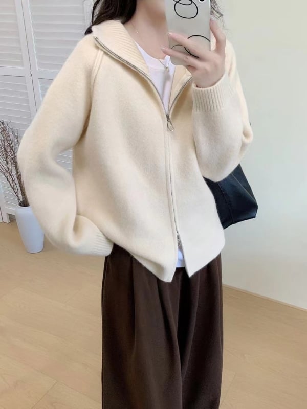 Női kötött kardigán stand gallérral és cipzárral, lazán szabott, hosszú raglán ujjak, egyszínű, akril 30–50%, poliészter <30%, vast kötés, ősz 2025.