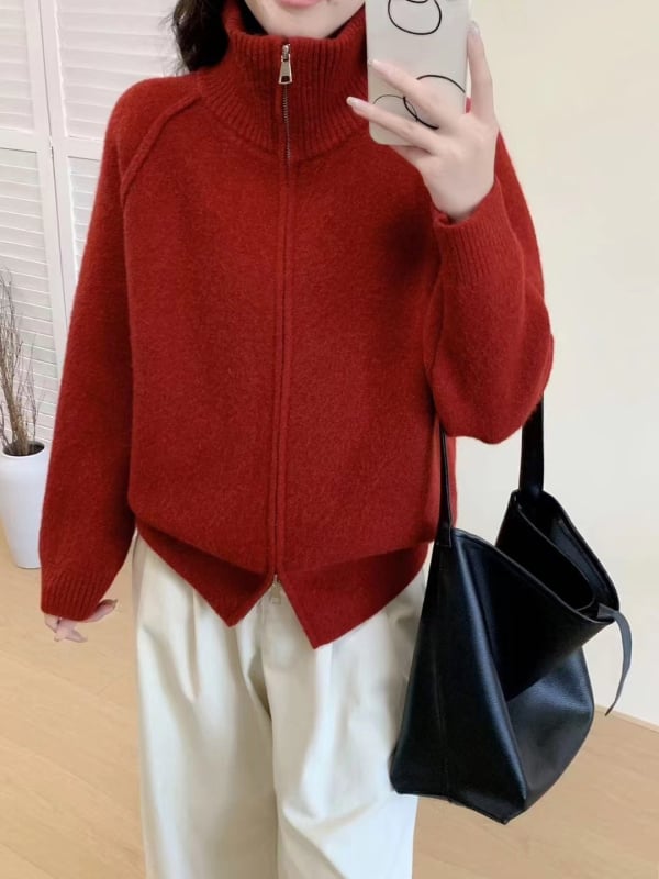 Női kötött kardigán stand gallérral és cipzárral, lazán szabott, hosszú raglán ujjak, egyszínű, akril 30–50%, poliészter <30%, vast kötés, ősz 2025.