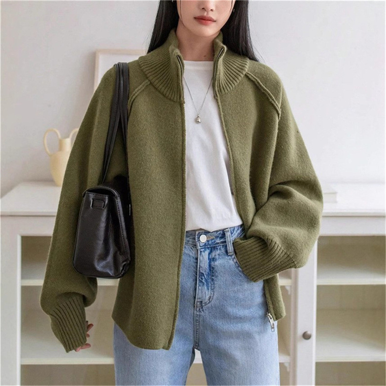 Női kötött kardigán stand gallérral és cipzárral, lazán szabott, hosszú raglán ujjak, egyszínű, akril 30–50%, poliészter <30%, vast kötés, ősz 2025.