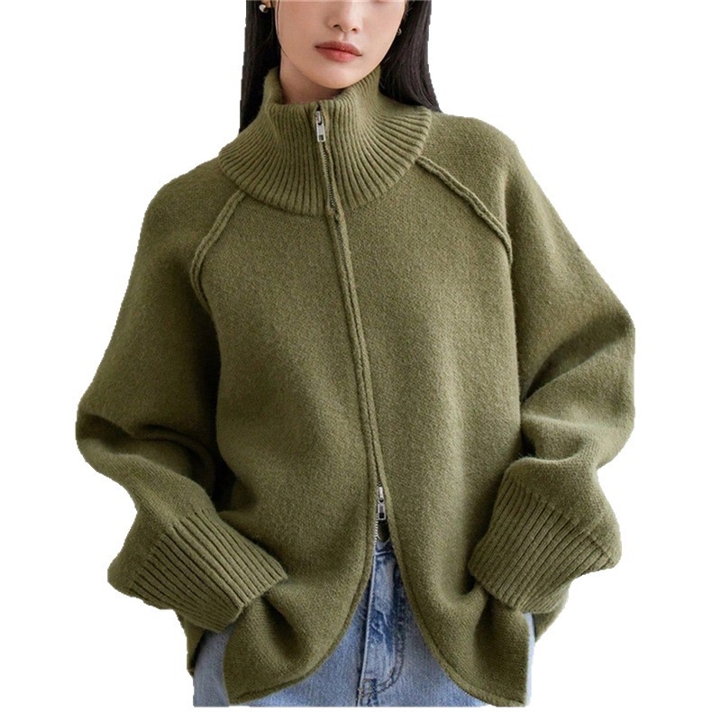 Női kötött kardigán stand gallérral és cipzárral, lazán szabott, hosszú raglán ujjak, egyszínű, akril 30–50%, poliészter <30%, vast kötés, ősz 2025.