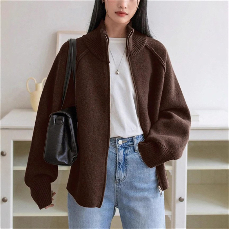 Női kötött kardigán stand gallérral és cipzárral, lazán szabott, hosszú raglán ujjak, egyszínű, akril 30–50%, poliészter <30%, vast kötés, ősz 2025.