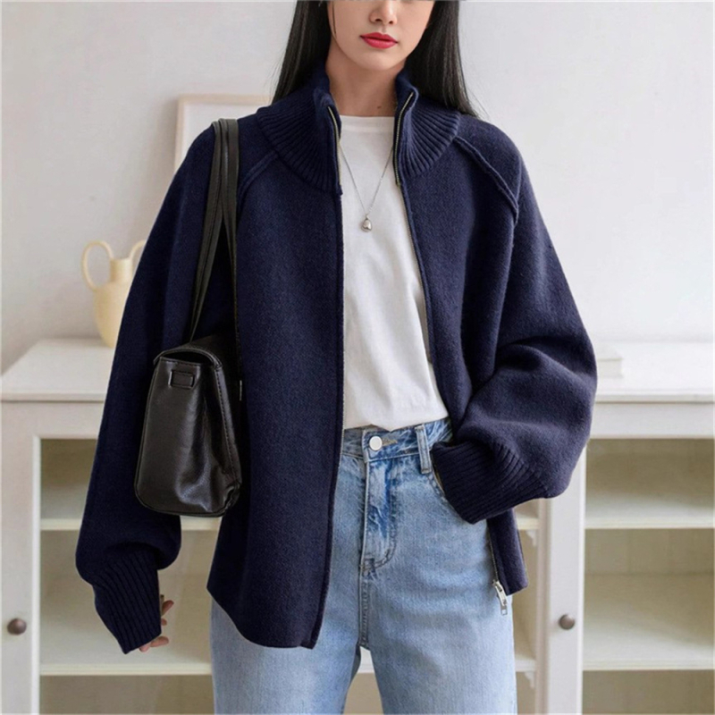 Női kötött kardigán stand gallérral és cipzárral, lazán szabott, hosszú raglán ujjak, egyszínű, akril 30–50%, poliészter <30%, vast kötés, ősz 2025.