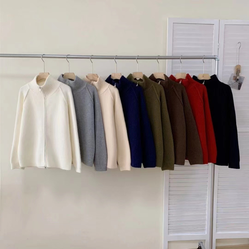 Női kötött kardigán stand gallérral és cipzárral, lazán szabott, hosszú raglán ujjak, egyszínű, akril 30–50%, poliészter <30%, vast kötés, ősz 2025.