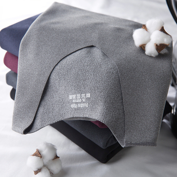 Laiade õlgadega vest – Lan Lan Ji; Kangas: segu Spandexist; V-kaelus; Lihtne stiil