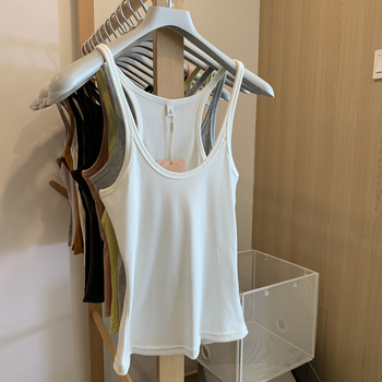 Bez piedurknēm top ar U kaklu un ribveida siksniņām, I-siluetes veste slāņošanai, standarta garums, vienkrāsains poliestera 70–80%.