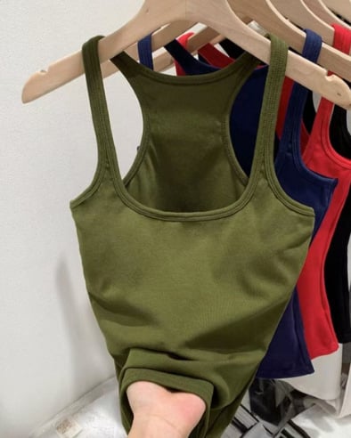 Bez piedurknēm top ar U kaklu un ribveida siksniņām, I-siluetes veste slāņošanai, standarta garums, vienkrāsains poliestera 70–80%.