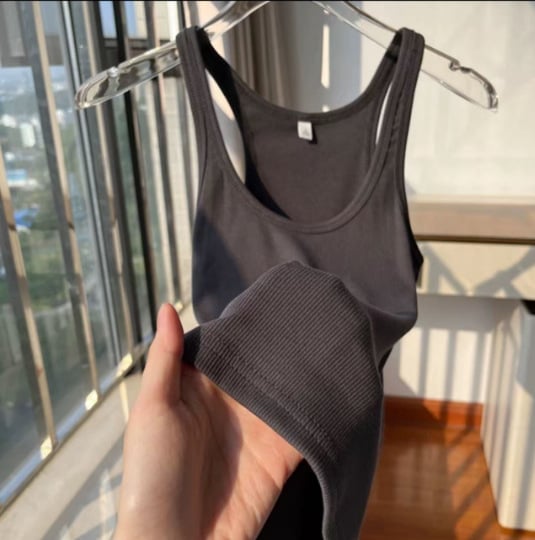 Bez piedurknēm top ar U kaklu un ribveida siksniņām, I-siluetes veste slāņošanai, standarta garums, vienkrāsains poliestera 70–80%.