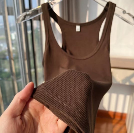 Bez piedurknēm top ar U kaklu un ribveida siksniņām, I-siluetes veste slāņošanai, standarta garums, vienkrāsains poliestera 70–80%.