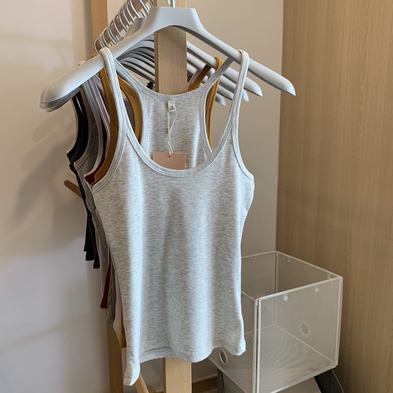 Bez piedurknēm top ar U kaklu un ribveida siksniņām, I-siluetes veste slāņošanai, standarta garums, vienkrāsains poliestera 70–80%.