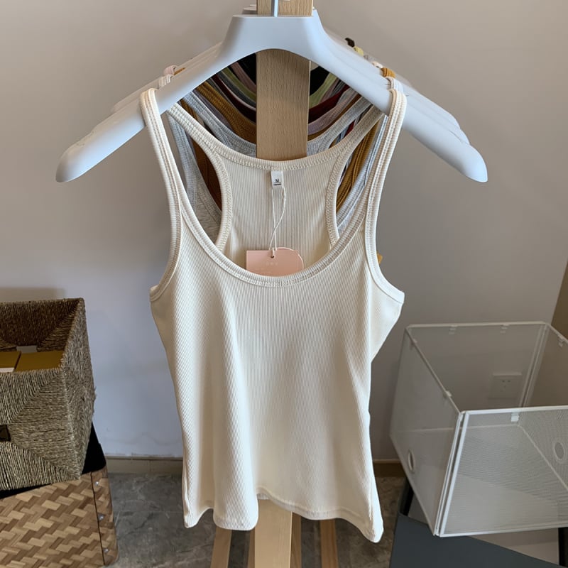 Bez piedurknēm top ar U kaklu un ribveida siksniņām, I-siluetes veste slāņošanai, standarta garums, vienkrāsains poliestera 70–80%.