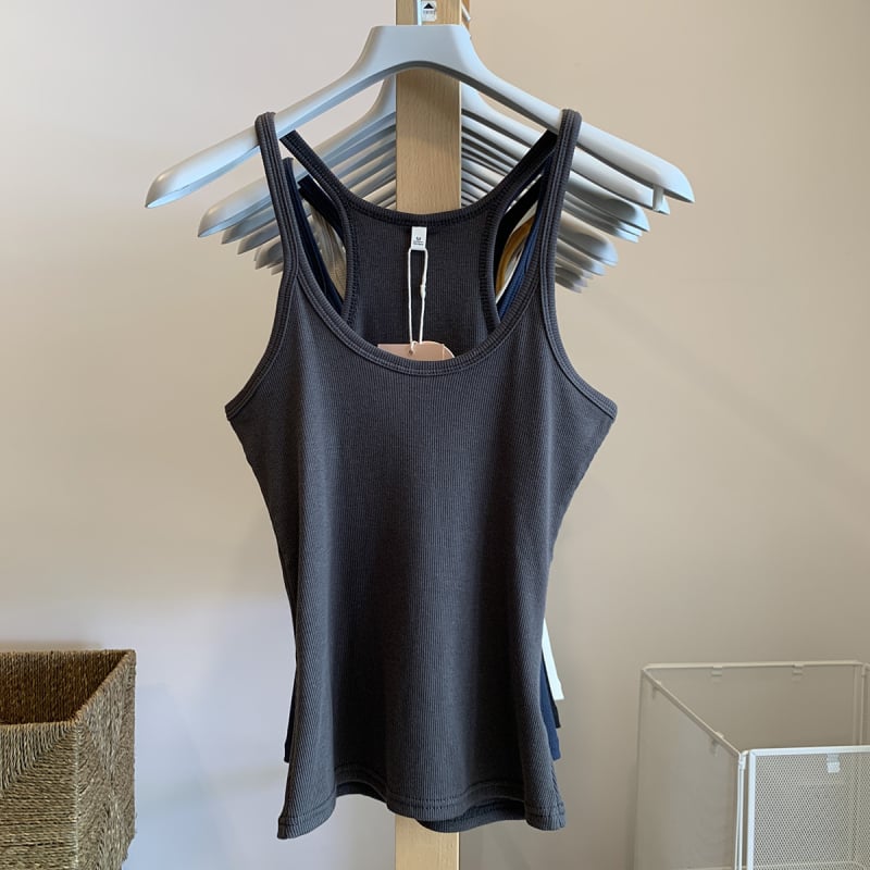 Bez piedurknēm top ar U kaklu un ribveida siksniņām, I-siluetes veste slāņošanai, standarta garums, vienkrāsains poliestera 70–80%.