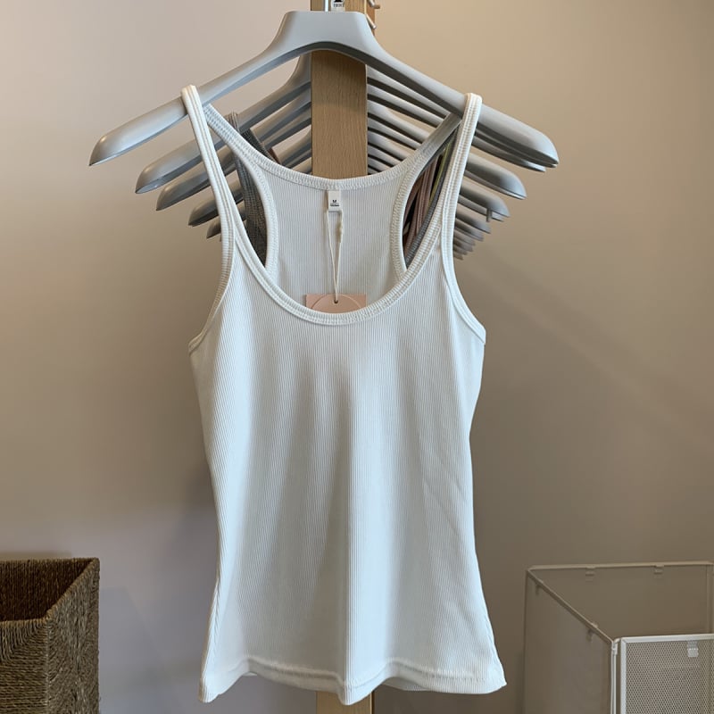 Bez piedurknēm top ar U kaklu un ribveida siksniņām, I-siluetes veste slāņošanai, standarta garums, vienkrāsains poliestera 70–80%.