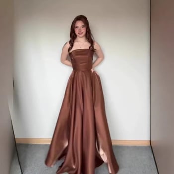 Estélyi ruha, A-vonalú, ujjatlan, derékban kötős öv, poliészter.