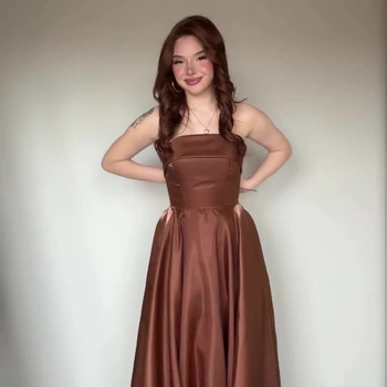 Estélyi ruha, A-vonalú, ujjatlan, derékban kötős öv, poliészter.