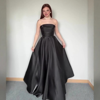 Estélyi ruha, A-vonalú, ujjatlan, derékban kötős öv, poliészter.