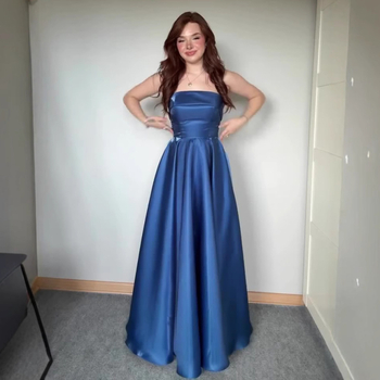 Estélyi ruha, A-vonalú, ujjatlan, derékban kötős öv, poliészter.