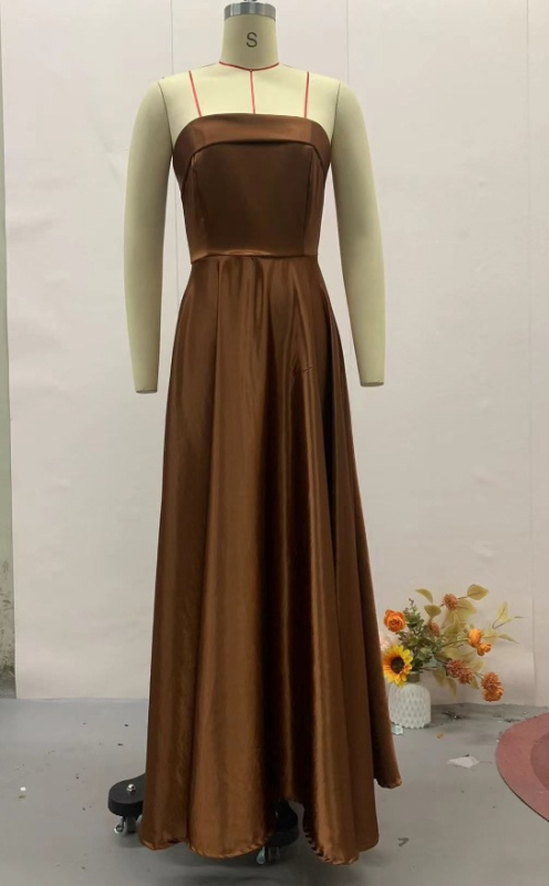 Estélyi ruha, A-vonalú, ujjatlan, derékban kötős öv, poliészter.