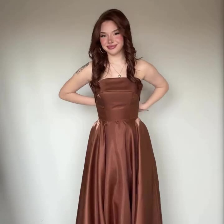 Estélyi ruha, A-vonalú, ujjatlan, derékban kötős öv, poliészter.