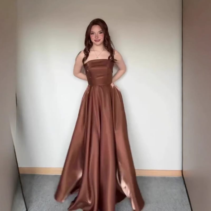 Estélyi ruha, A-vonalú, ujjatlan, derékban kötős öv, poliészter.