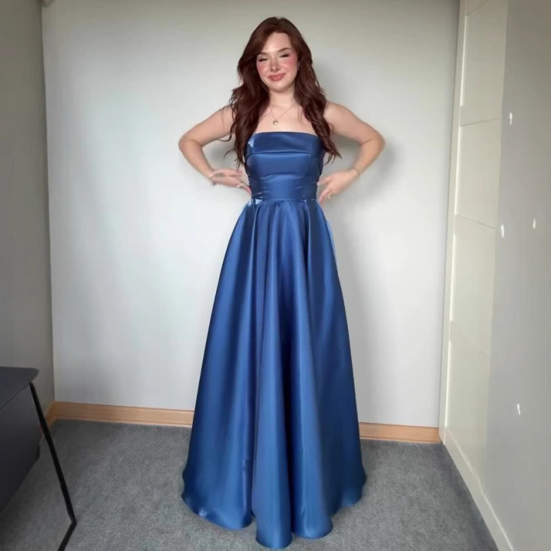 Estélyi ruha, A-vonalú, ujjatlan, derékban kötős öv, poliészter.