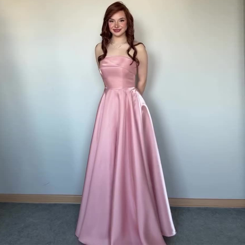 Estélyi ruha, A-vonalú, ujjatlan, derékban kötős öv, poliészter.