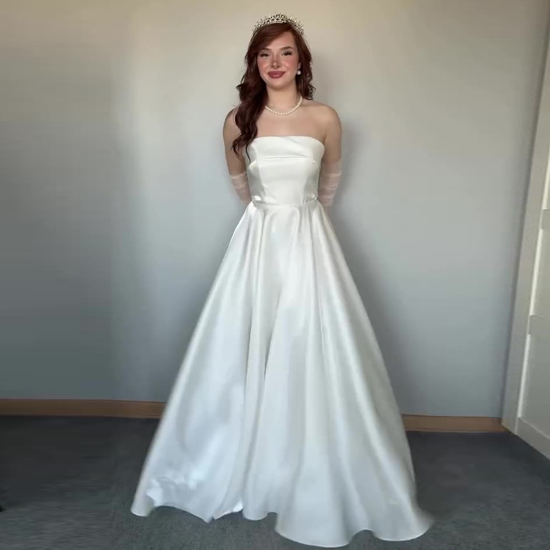 Estélyi ruha, A-vonalú, ujjatlan, derékban kötős öv, poliészter.