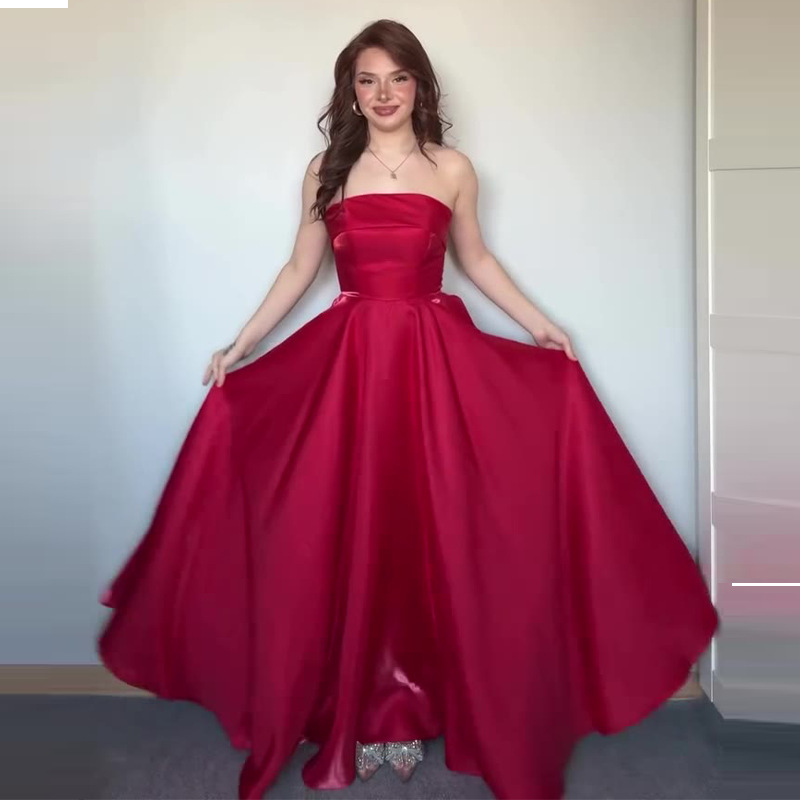 Estélyi ruha, A-vonalú, ujjatlan, derékban kötős öv, poliészter.