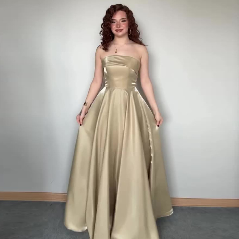 Estélyi ruha, A-vonalú, ujjatlan, derékban kötős öv, poliészter.