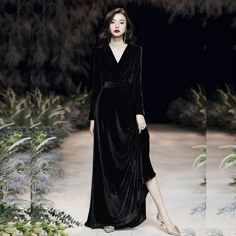 Bársony estélyi ruha A-vonalú siluettel, mély V-nyakkal, hosszú ujjúú, magas derékkal, hosszú fazon