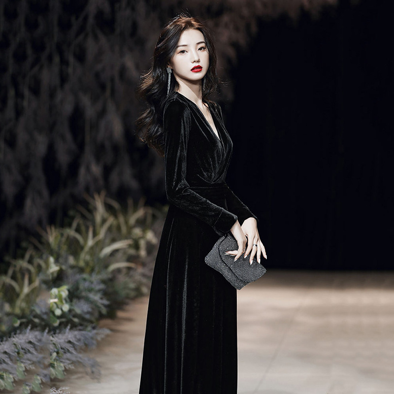 Bársony estélyi ruha A-vonalú siluettel, mély V-nyakkal, hosszú ujjúú, magas derékkal, hosszú fazon