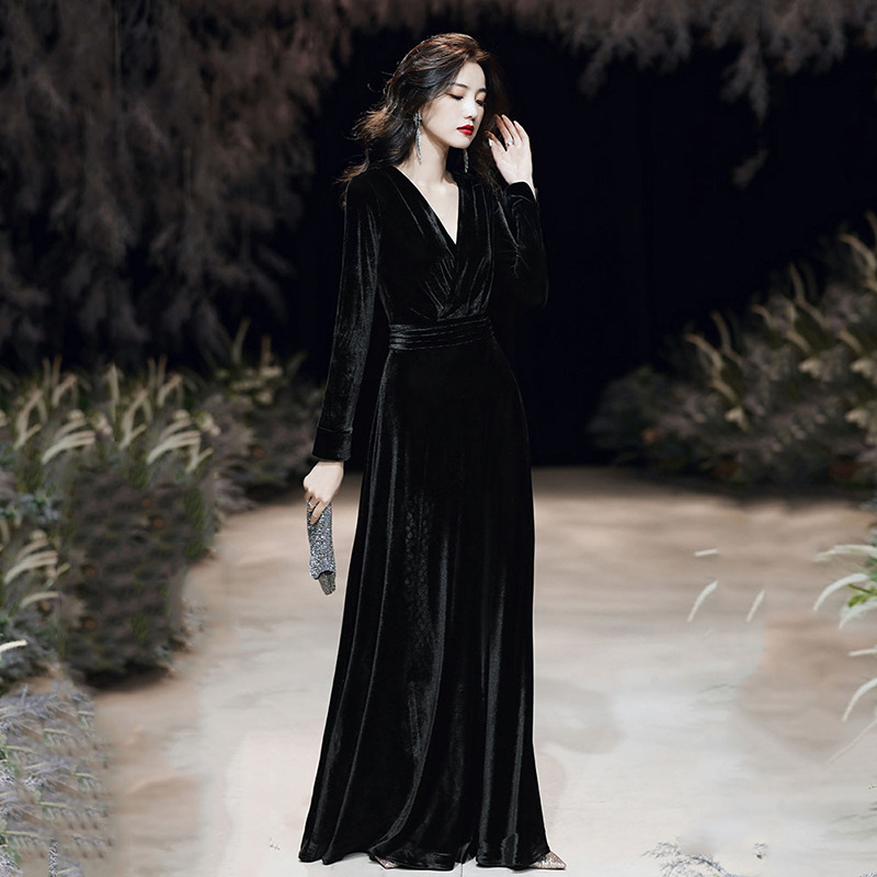 Bársony estélyi ruha A-vonalú siluettel, mély V-nyakkal, hosszú ujjúú, magas derékkal, hosszú fazon