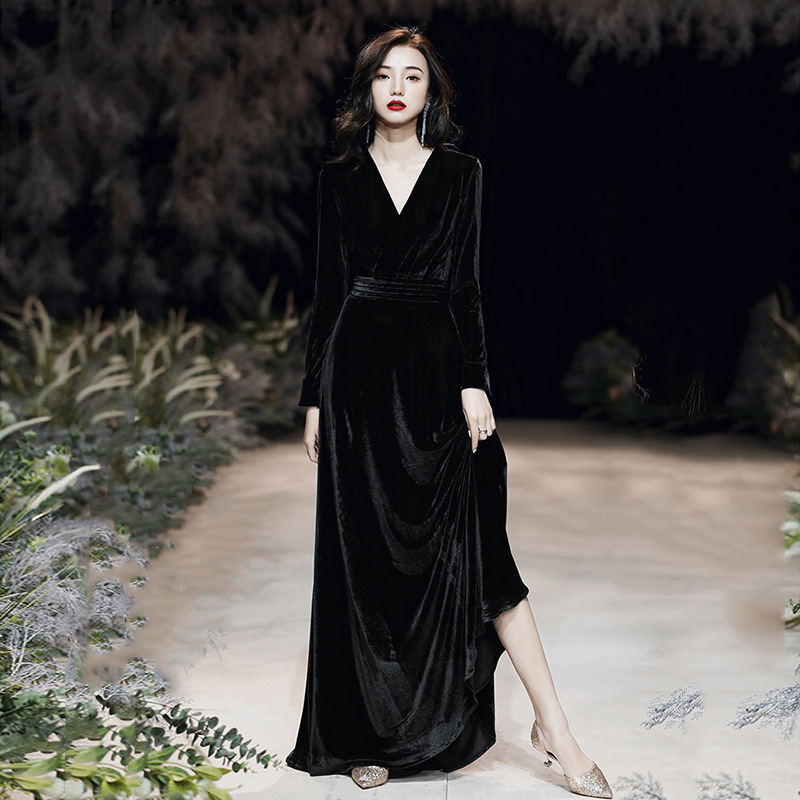 Bársony estélyi ruha A-vonalú siluettel, mély V-nyakkal, hosszú ujjúú, magas derékkal, hosszú fazon