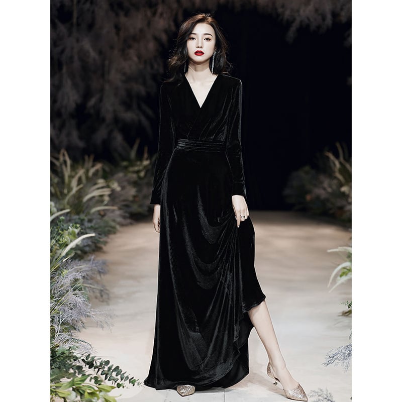 Bársony estélyi ruha A-vonalú siluettel, mély V-nyakkal, hosszú ujjúú, magas derékkal, hosszú fazon