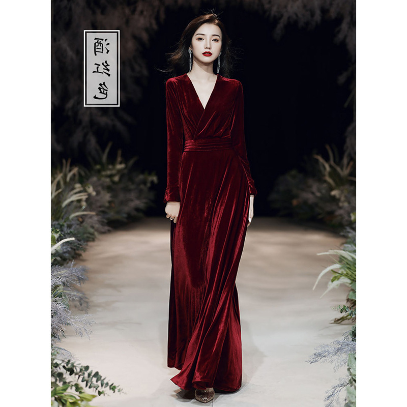 Bársony estélyi ruha A-vonalú siluettel, mély V-nyakkal, hosszú ujjúú, magas derékkal, hosszú fazon