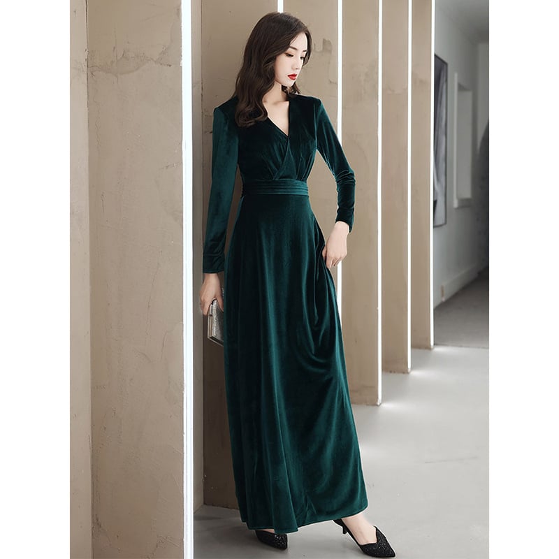 Bársony estélyi ruha A-vonalú siluettel, mély V-nyakkal, hosszú ujjúú, magas derékkal, hosszú fazon