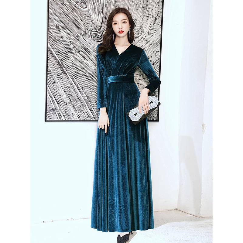 Bársony estélyi ruha A-vonalú siluettel, mély V-nyakkal, hosszú ujjúú, magas derékkal, hosszú fazon