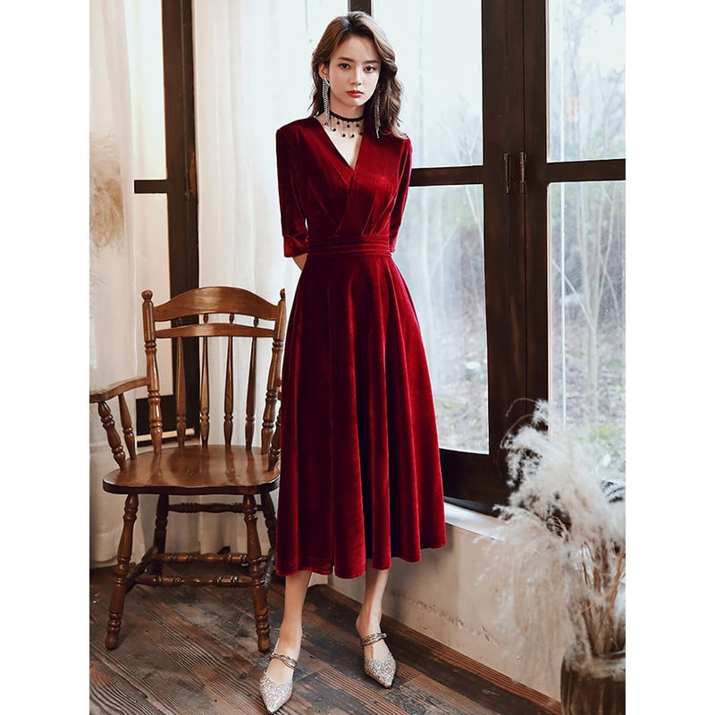 Bársony estélyi ruha A-vonalú siluettel, mély V-nyakkal, hosszú ujjúú, magas derékkal, hosszú fazon