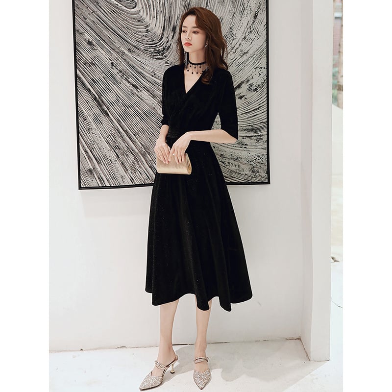 Bársony estélyi ruha A-vonalú siluettel, mély V-nyakkal, hosszú ujjúú, magas derékkal, hosszú fazon