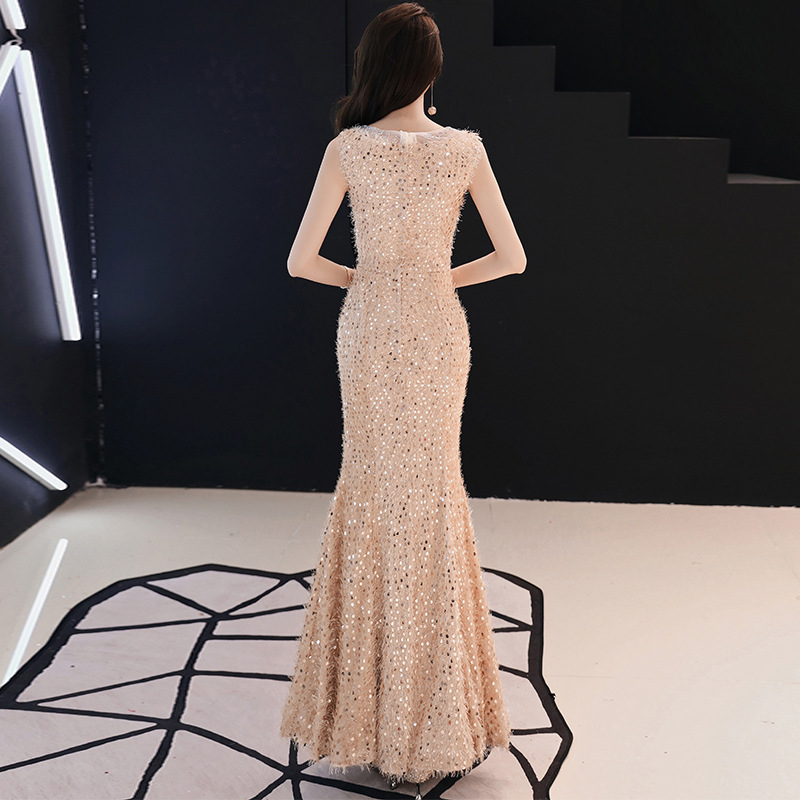 Hosszú estélyi ruha halifarokkal, magas derekú, karcsúsított fazon; fő anyag: 90% poliészter; bélés: poliészter