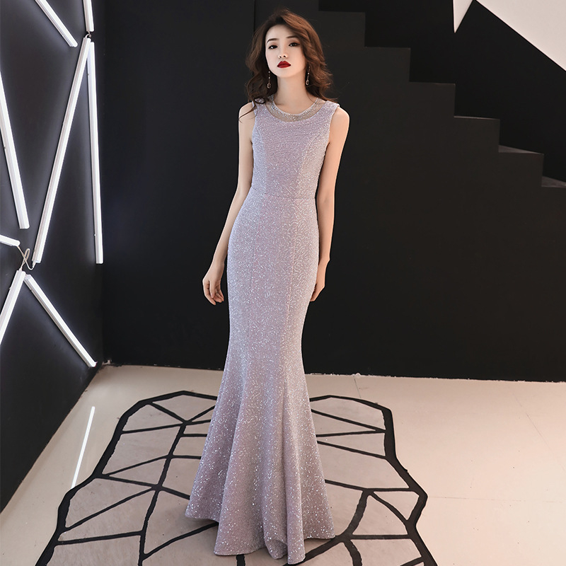 Hosszú estélyi ruha halifarokkal, magas derekú, karcsúsított fazon; fő anyag: 90% poliészter; bélés: poliészter