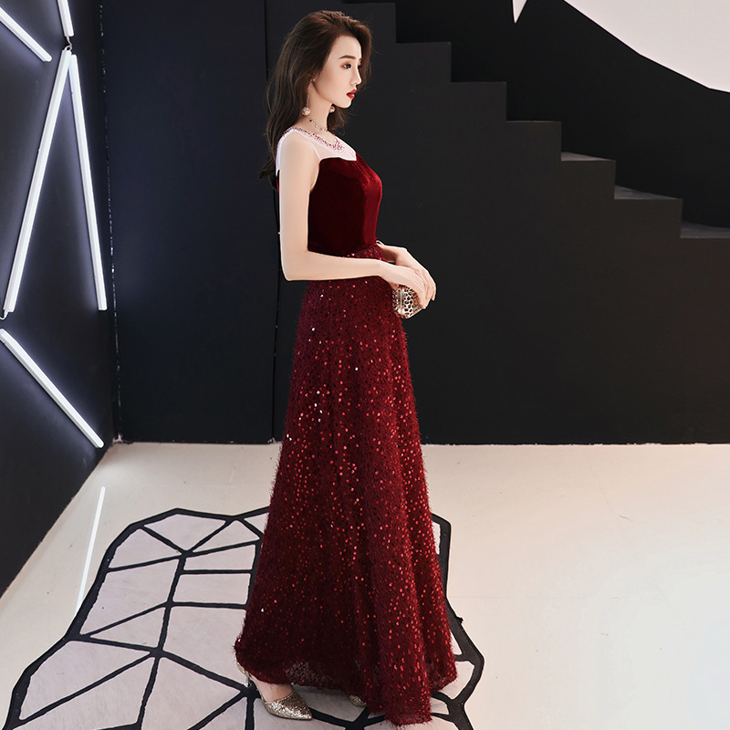 Hosszú estélyi ruha halifarokkal, magas derekú, karcsúsított fazon; fő anyag: 90% poliészter; bélés: poliészter