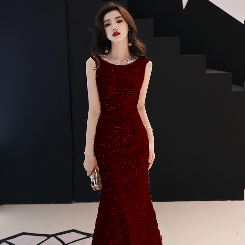 Hosszú estélyi ruha halifarokkal, magas derekú, karcsúsított fazon; fő anyag: 90% poliészter; bélés: poliészter