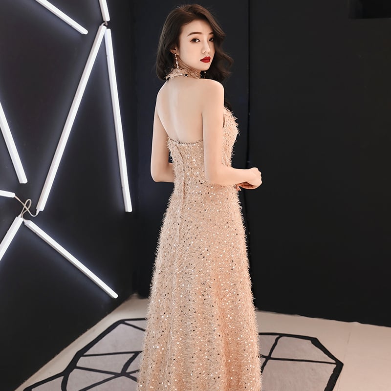 Hosszú estélyi ruha halifarokkal, magas derekú, karcsúsított fazon; fő anyag: 90% poliészter; bélés: poliészter