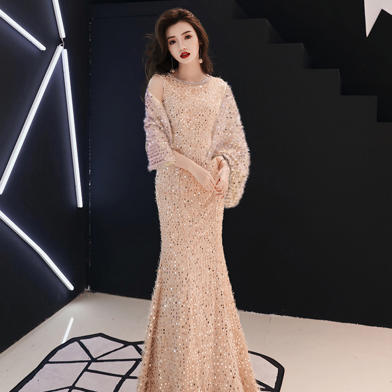 Hosszú estélyi ruha halifarokkal, magas derekú, karcsúsított fazon; fő anyag: 90% poliészter; bélés: poliészter