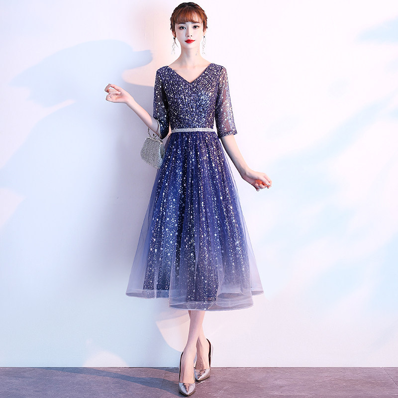 Estélyi ruha A-vonalú sziluettel, mély V-nyakkal, hosszú szabás, középső derék, poliészter anyag